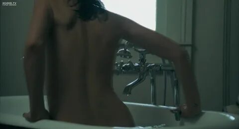 7. Ана де Армас бреется в ванне - Глубокие воды.