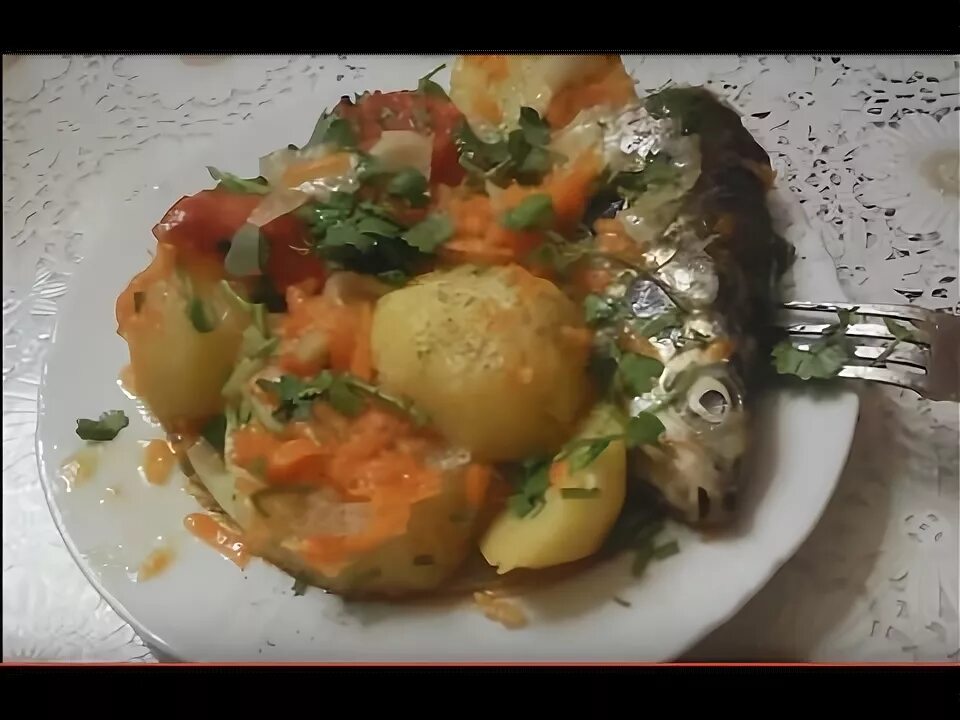 Тушеная рыба с картошкой. Тушёная картошка с рыбой на сковороде. Рыба с картошкой на сковороде. Тушеный окунь с картофелем. Картошка с рыбой минтай