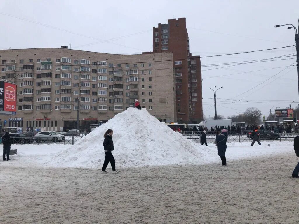 Снег в санкт петербурге сегодня. Снегопад в санкт-петербурге. снегопад в петербурге. снег в питере. сугробы в центре города.