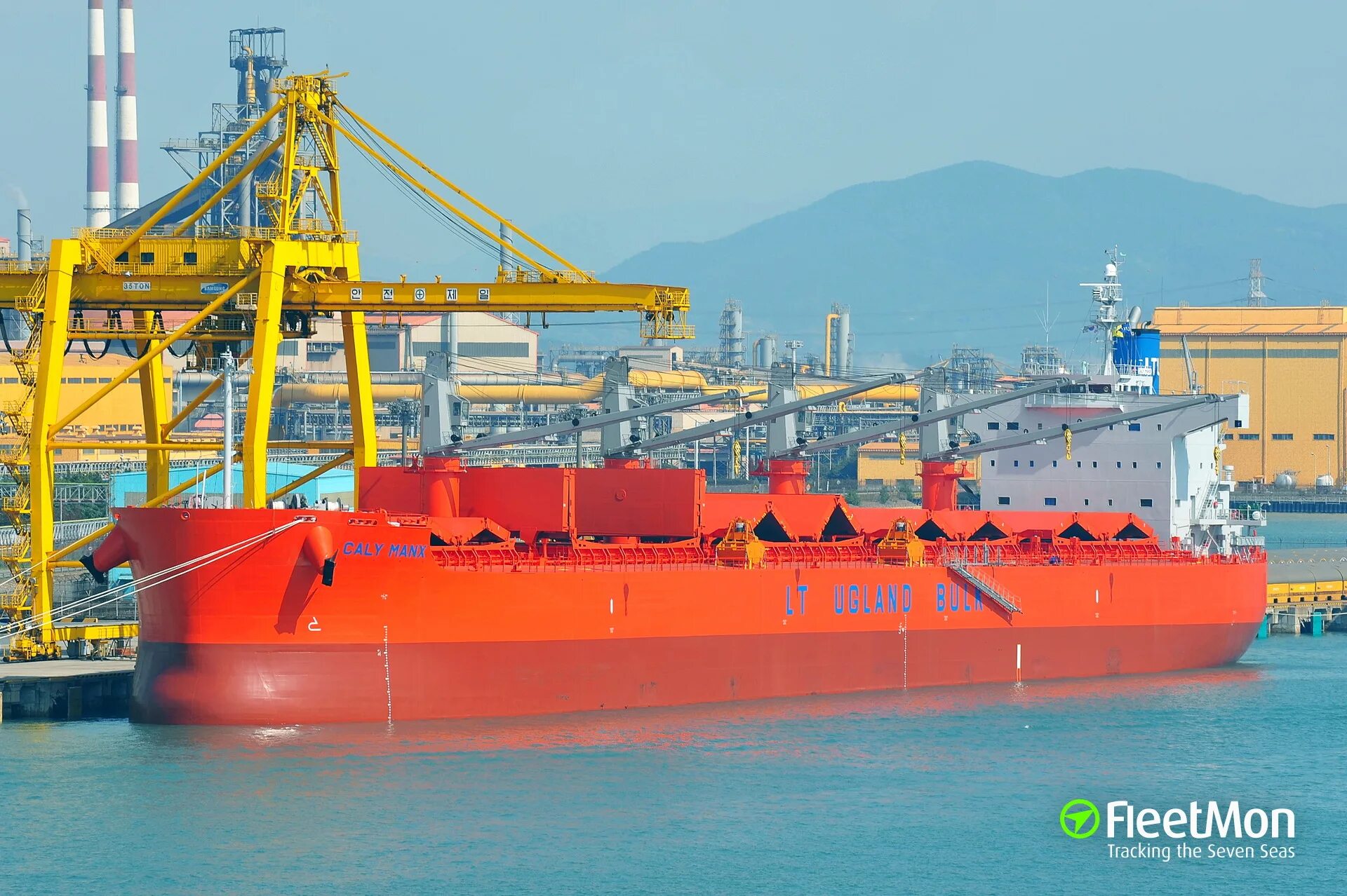 Позиция судов в порту владивосток. Kwangyang порт. Bulk Carrier Vessel. Karsamax Bulk Carrier Vessel. Bulk Carrier Vessel Singapore.