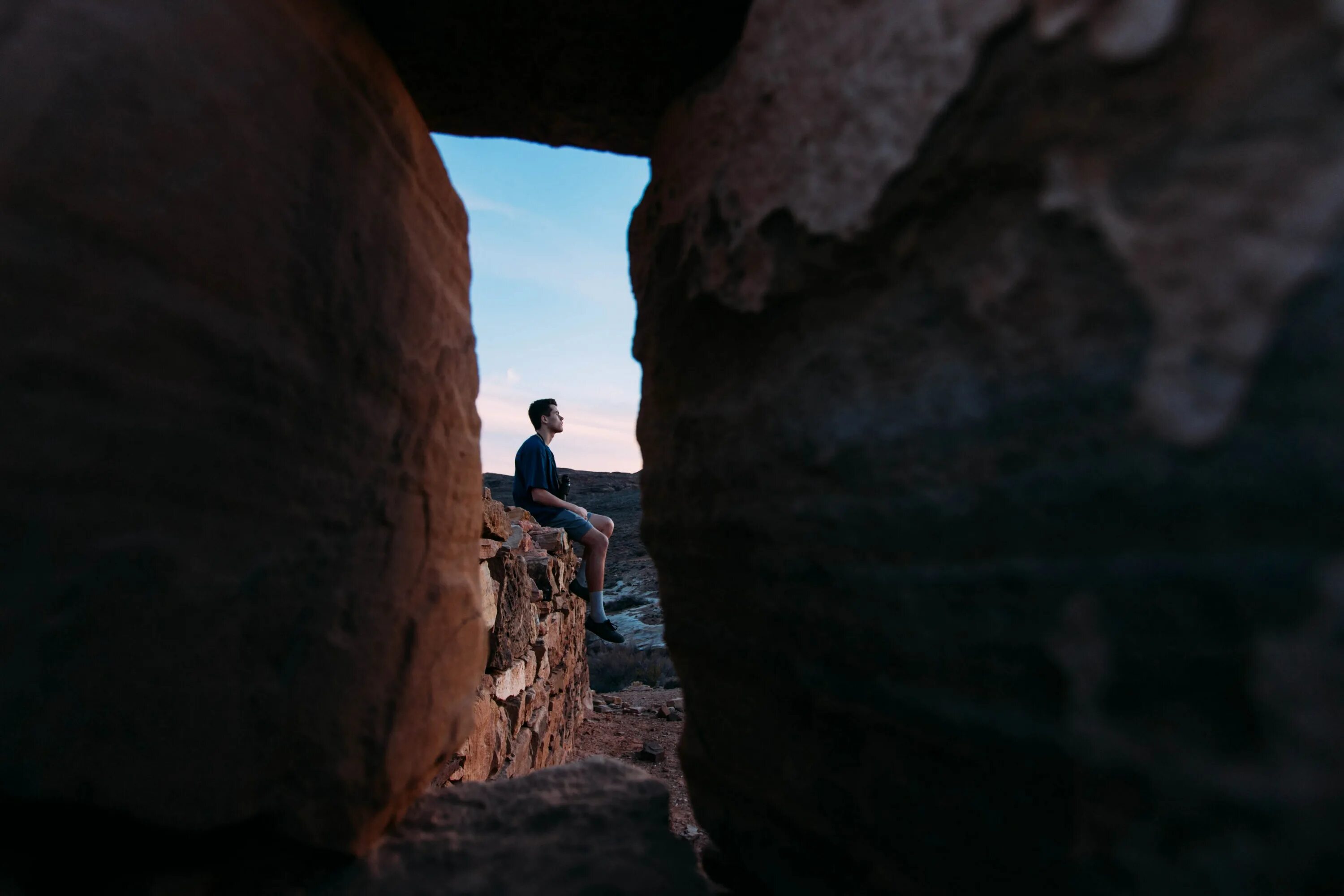 The cliff 4. Обрыв скалы. Скалистое ущелье. Человек за камнем. Мужчина в пещере.