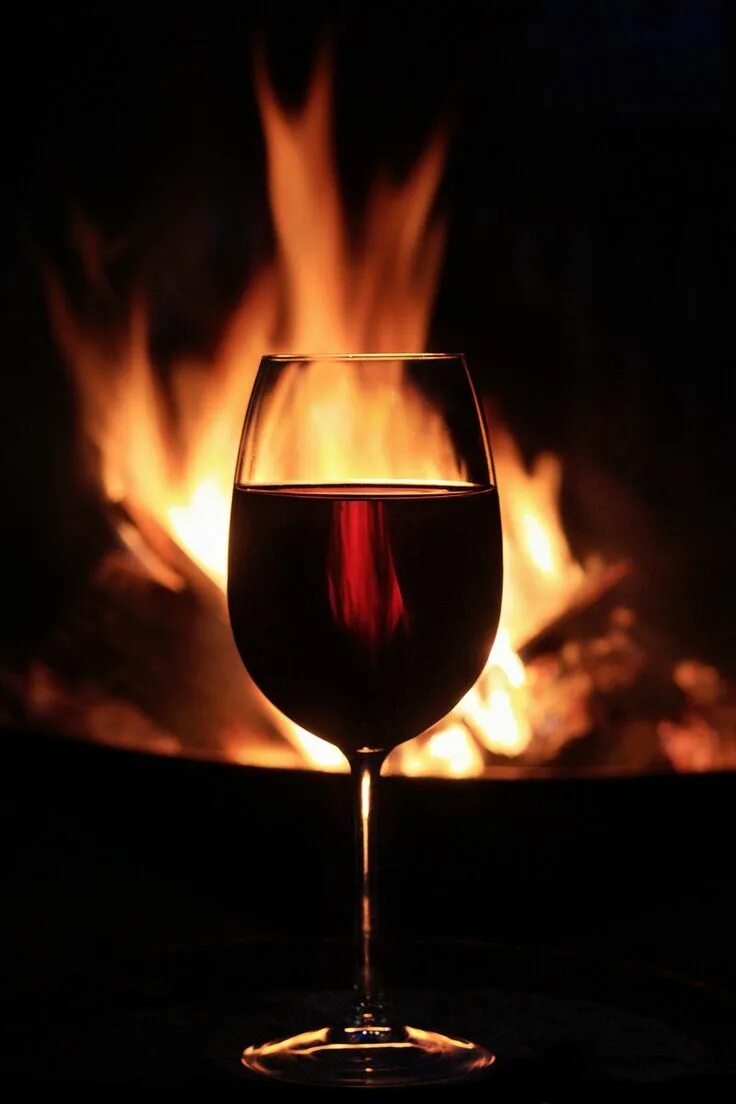 Бокал вина огонь. Камин вино. Бокалы красного вина у камина. Вечер с бокалом вина. Бокал вина на фоне огня.