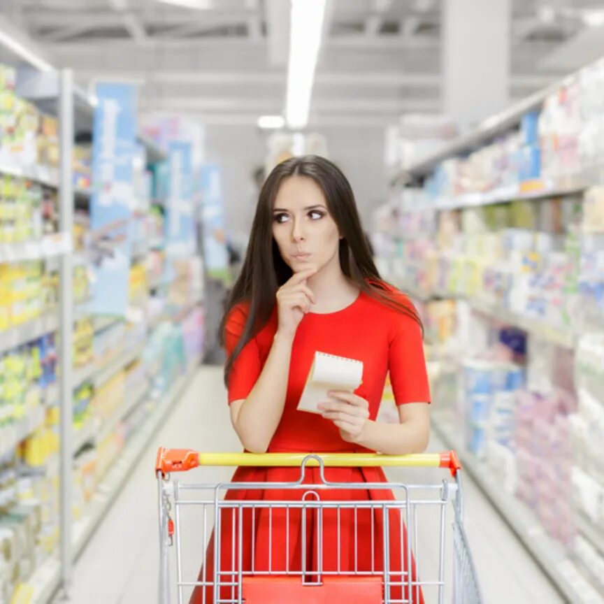 покупатель в магазине. женщина в супермаркете. покупатели в магазине магнит. супермаркет отзывы покупателей. продуктовые ритейлеры.