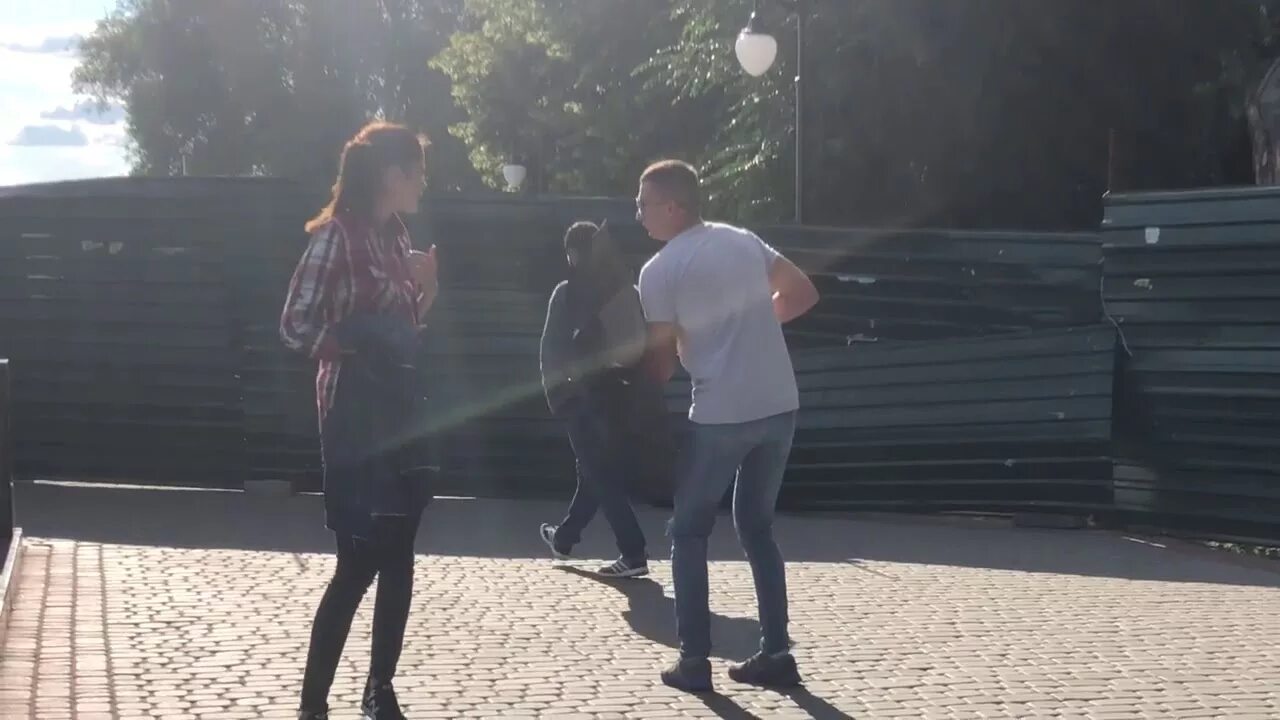 Пранк с девушками на улице. Пранки на улице. Девушка для пранка. Фото для пранка на улице. Девушка пранк на улице.