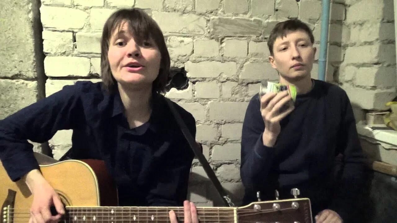 Дворовые песни в исполнении. Под гитару дворовые. дворовые песни под гитару. песня под гитару дворовые.