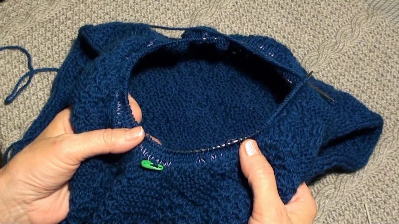 Планки для вязаных изделий. Жаккард на резинке спицами. Варежки с двухцветным узором. Вязание по кругу полосками без ступенек. Школа вязания.