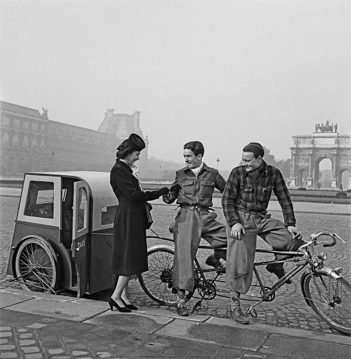 Парижское велотакси 1940. Париж 1930-е годы. Париж в 30-е годы. Франция 40 годы. Жизнь в 20 30 годы прошлого