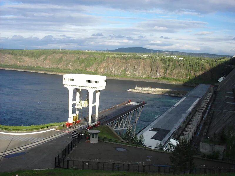 Объем плотины братской гэс. Братская гэс. братск гэс. братск плотина. братская гэс скалы.