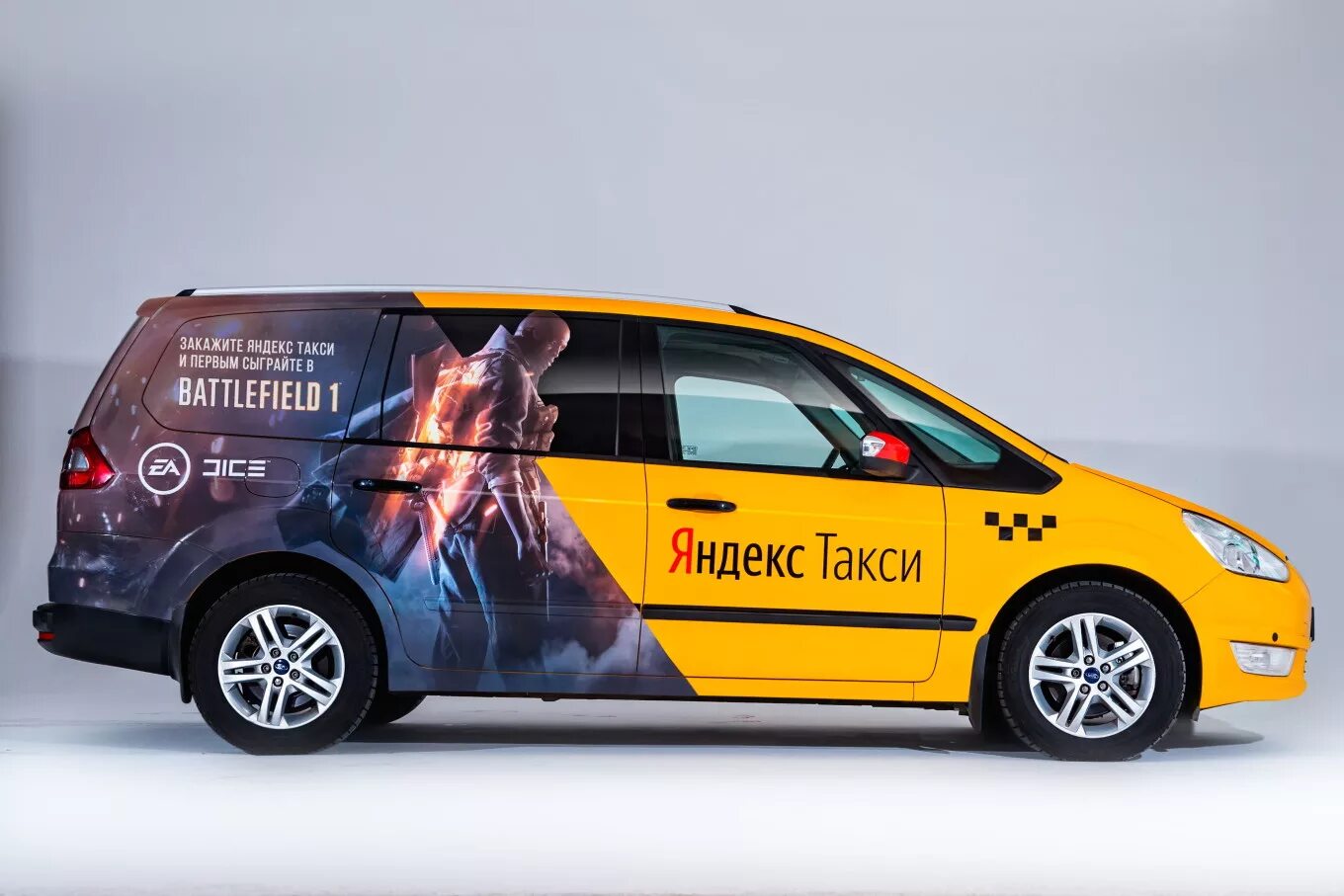 Маркет машин. Брендирование машин такси. Яндекс такси реклама. Реклама Яндекс на автомобиле. Яндекс брендирование автомобилей.