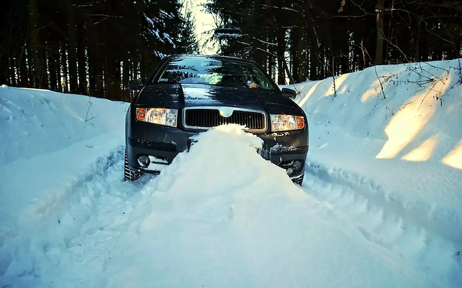 Дорогу в глубоком снегу. Езда по сугробам. Для езды по снегу. Машина в снежной колее. Вождение зимой.