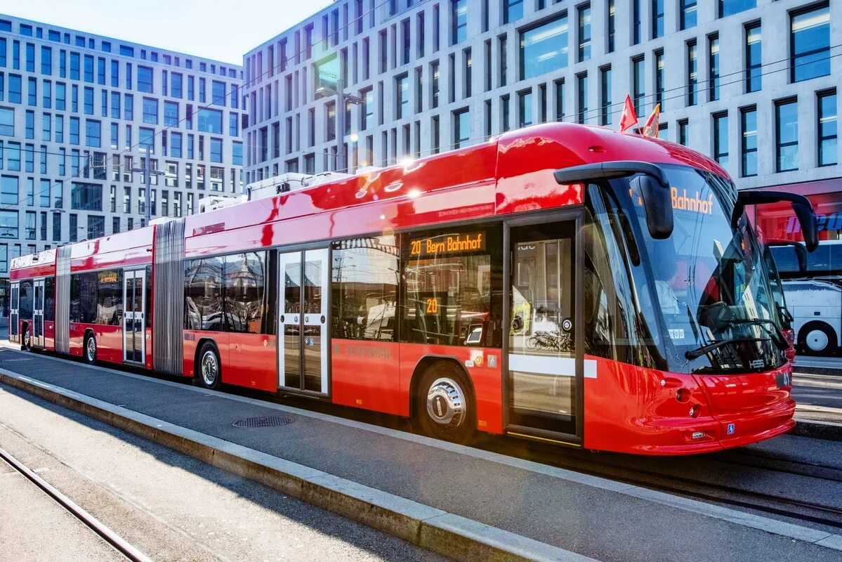 Длинные троллейбусы. Трамвай в Швейцарии. Троллейбус Швейцария. Трехсекционный автобус. Современный троллейбус.