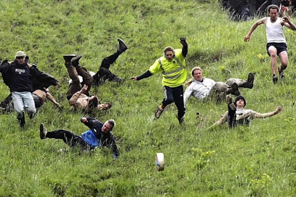 Cooper's Hill Cheese Rolling. Cheese Rolling Championship в Великобритании. «Cheese Rolling Championship» — сырная гонка. Cooper s Hill Cheese-Rolling and Wake. Held competition