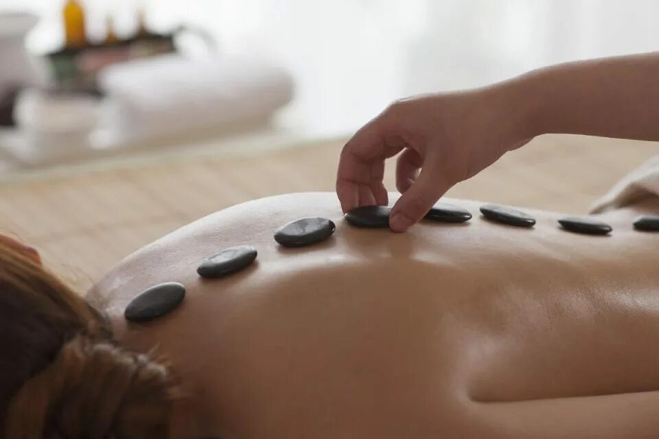 Vietnam massage. Стоунтерапия камни. Массаж горячими камнями. Стоунтерапия живот. Стоунтерапия реклама.