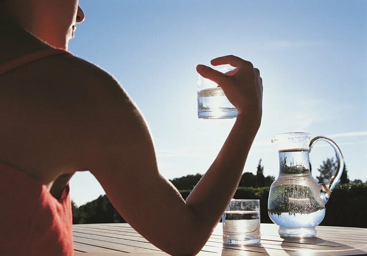 Питьевая вода. Пить воду. Чистая питьевая вода. Питье воды. Бутылка воды в руке