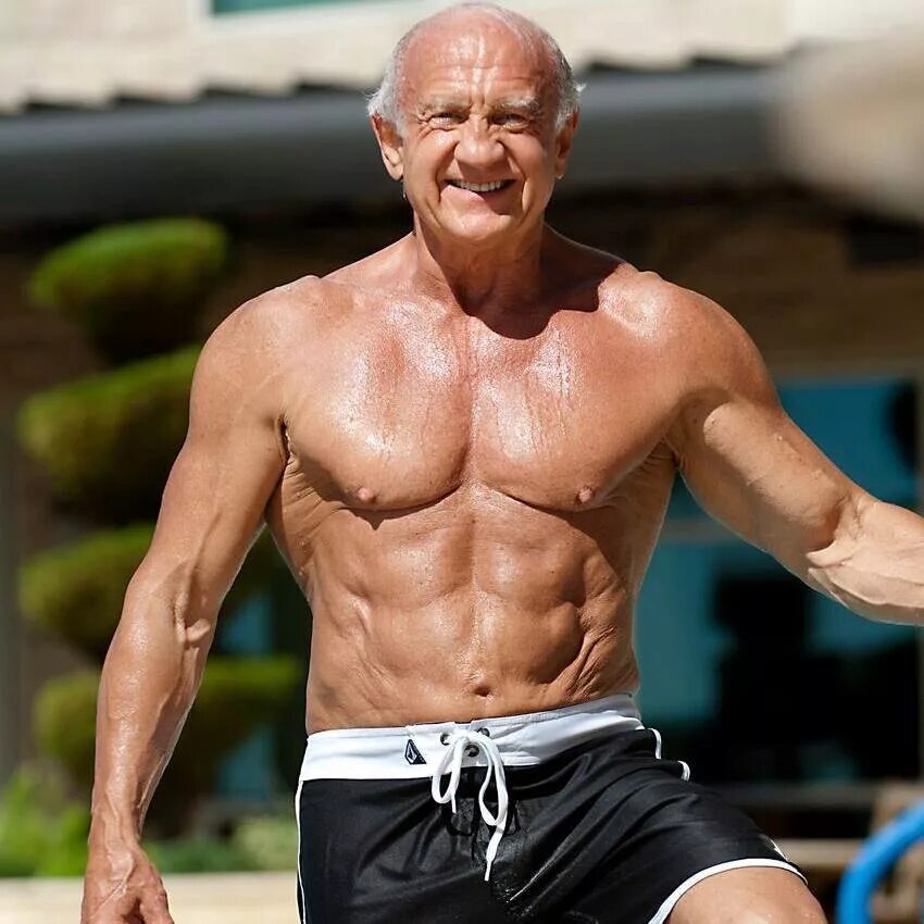 Дед после. Джеффри лайф старик. Бодибилдинг мужчины. Пенсионеры в постели. Старые бодибилдеры.