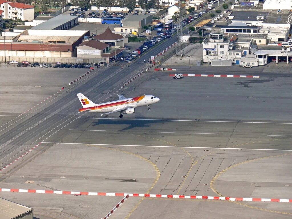 Airport road. Международный аэропорт Гибралтар. Международный аэропорт Гибралтар аэропорт. Международный аэропорт Гибралтара, Гибралтар. Гибралтар аэропорт пересекающий дорогу.