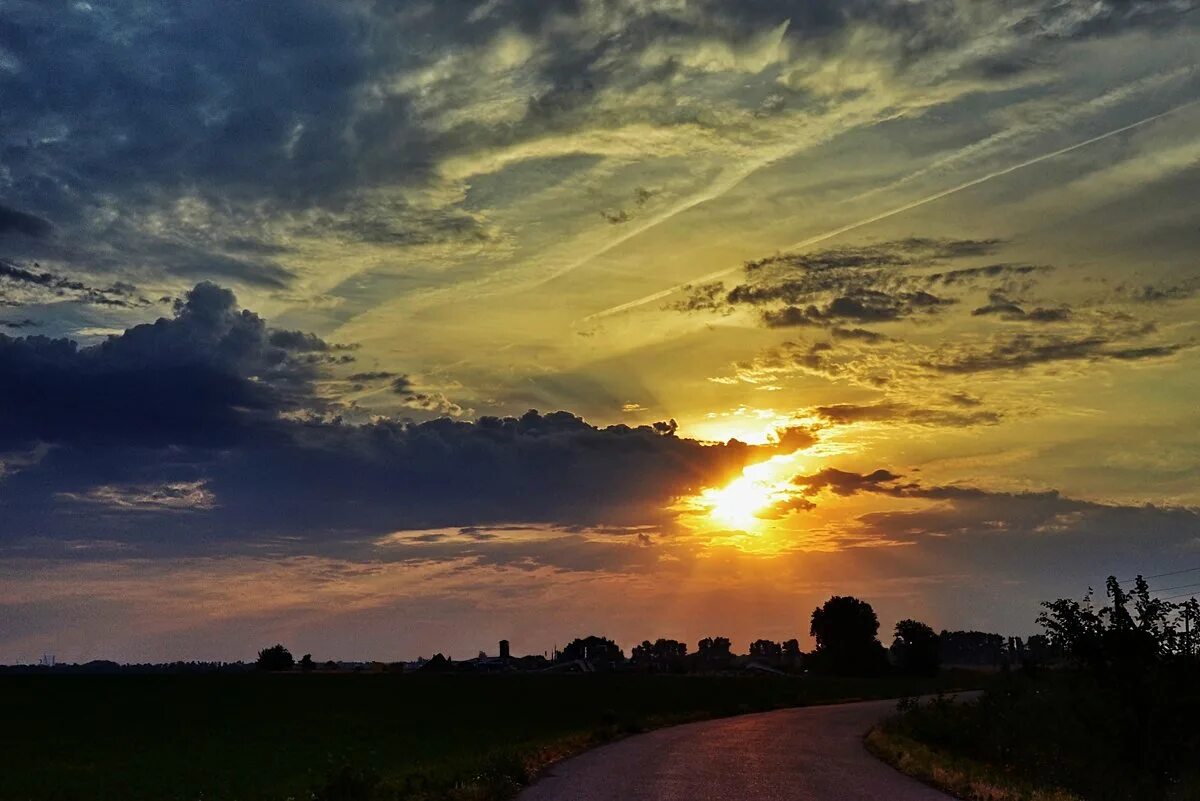 Солнце и туча. Тучам солнца не закрыть. Солнце из-за облаков. Тучам солнца не закрыть. Тучам солнца не закрыть.