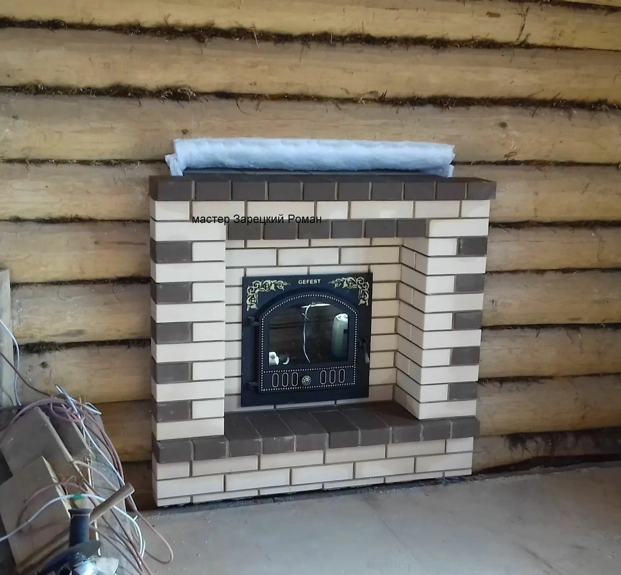 Обкладка печки кирпичом. Отделка печи из кирпича. Кирпичная печь для бани с топкой из предбанника. Кирпичная топка обкладка. Облицовка печи кирпичом.