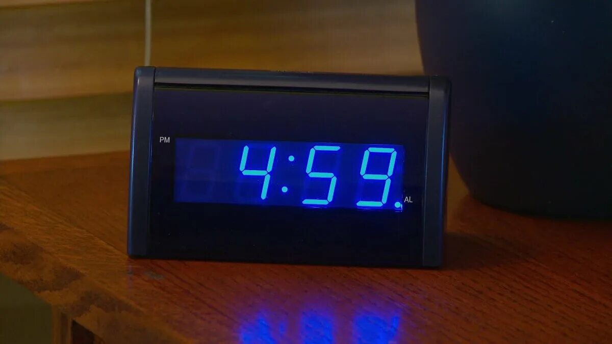 Часов 5 наверное. Будильник Alarm Clock 1.9.2.7. Электронные часы 5 00. Электронные часы 4 часа. Электронные часы 8 утра.