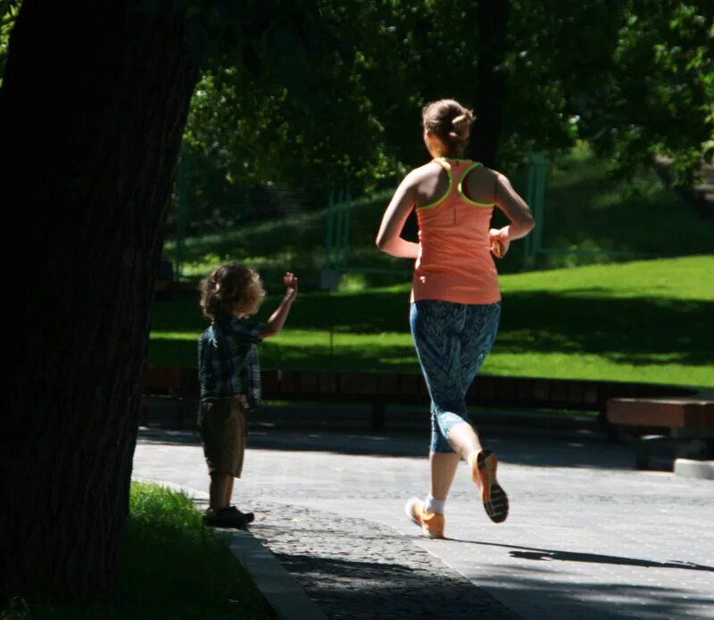 дети бегут в объятья маме. мать с сыном убегают. бежать навстречу ветру. девочка бежит к маме. мама бежит по дороге.