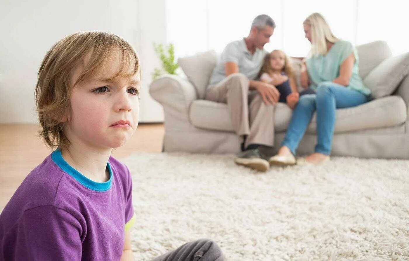 родители не обращают внимания на ребенка. мама игнорирует ребенка. пренебрежение ребенком. мама с ребенком с телефоном. ребенок не обращает внимание.