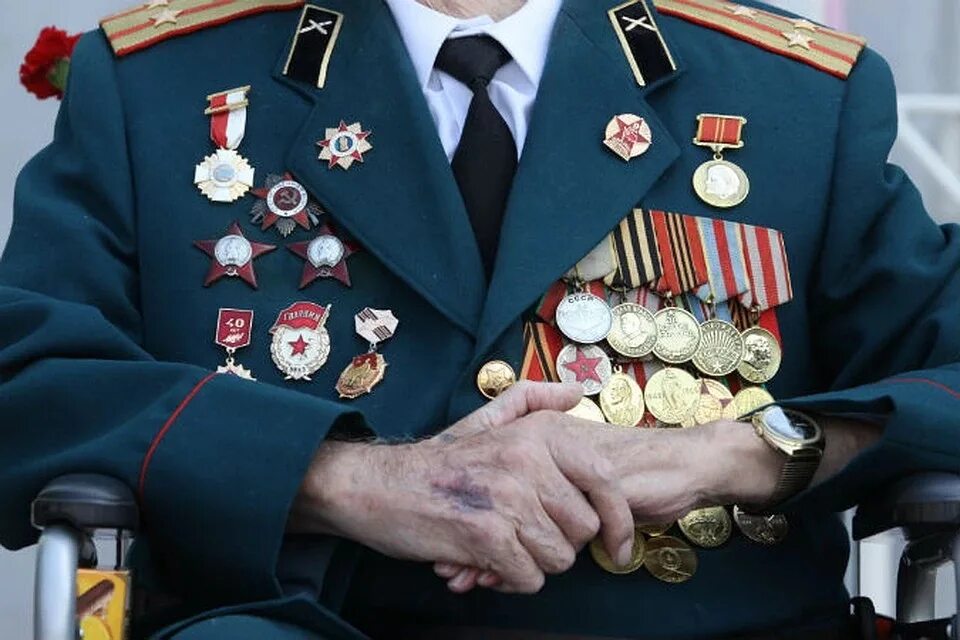 Офицер пенсионер. Медали на пиджаке. Ордена на пиджаке. Ветеран с медалями. Медали военные.