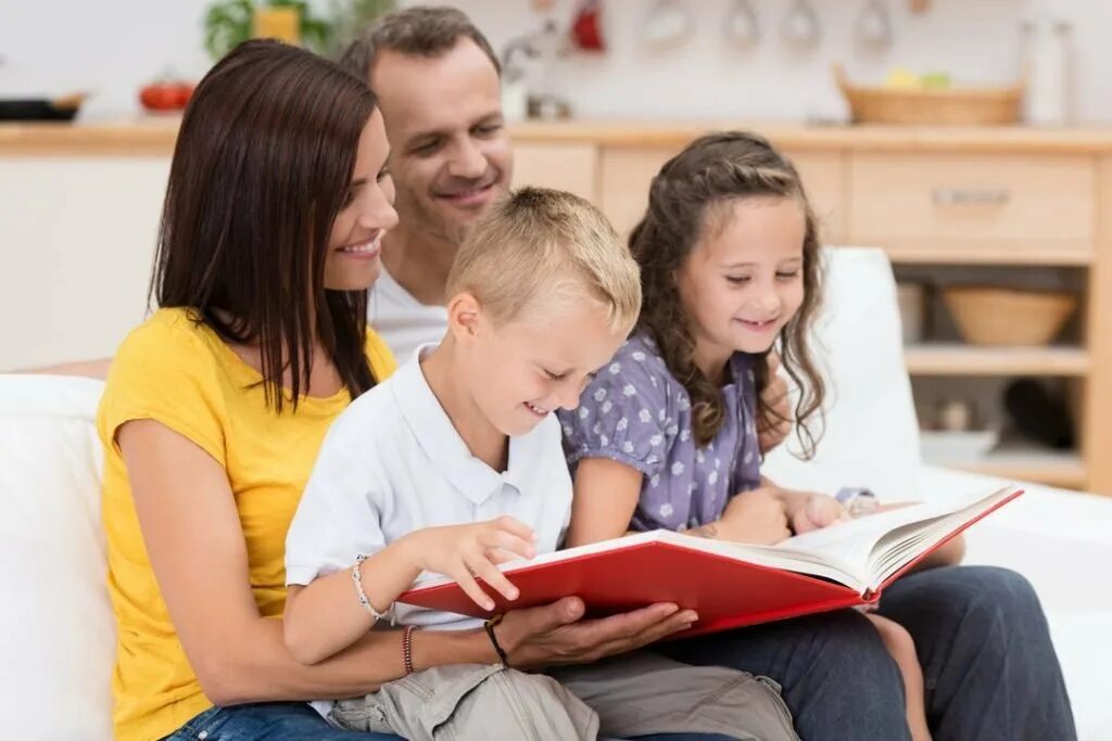 Читающая семья. Семья за чтением. Семейному чтению наше почтение. Совместное чтение детей с родителями. Семья счастливая чтение книг.