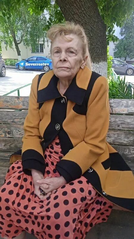 Женщина номер два. Женщина номер два. Богатая девушка. Ловыгин фотографии. Женщина показывает пальцем.