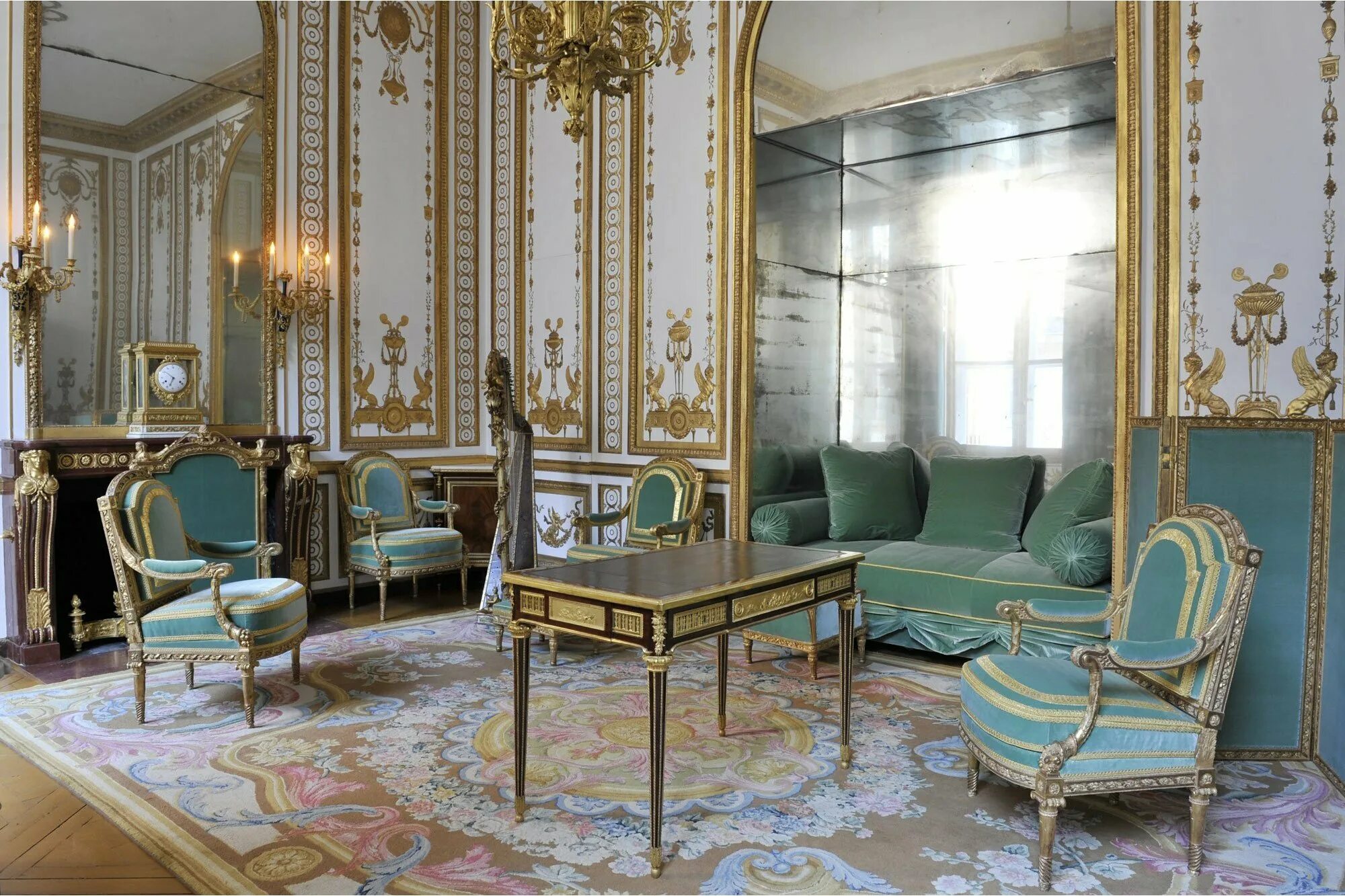 Версаль интерьер. Версальский дворец в стиле рококо. Версальский дворец интерьеры рококо.