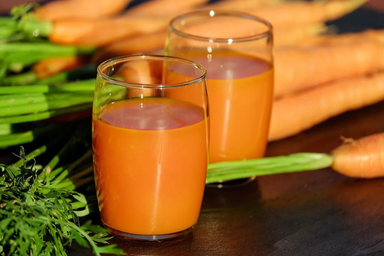 Морковный Фреш. Свежевыжатый морковный сок. Морковь сок. Сок из моркови. Как правильно пить домашние соки
