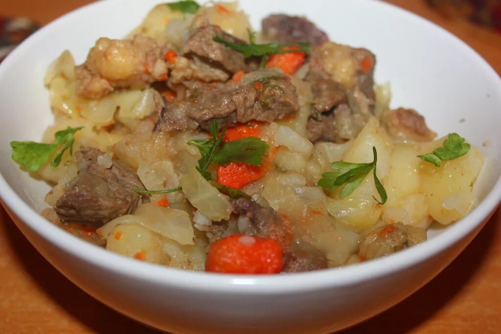 Блюда с капустой мясом и овощами. Рагу с мясом. мясное рагу с картошкой. картофельное рагу с мясом. рагу из свинины с картошкой и овощами.