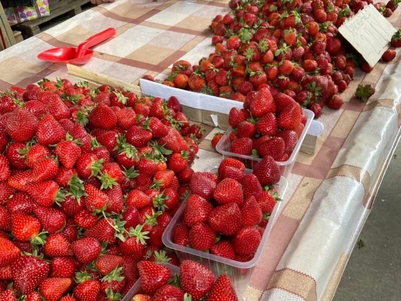 Палатки с клубникой в москве в 2024 году. Торговля клубникой на рынке. Уличная торговля клубникой. Клубника продается. Клубника на рынке.