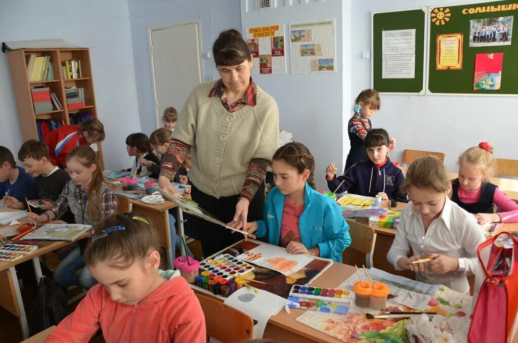 Кружки в основной школе. Школа творчества для детей. Кружок изо в школе. Творческая школа для детей. Кружок для школьников.