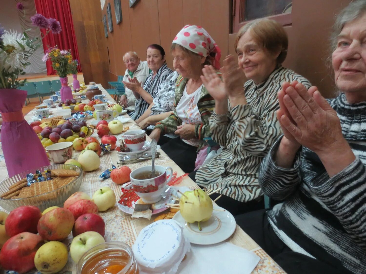 чаепитие для пожилых людей. фольклорные посиделки. посиделки для пожилых людей сценарий. посиделки для пожилых людей сценарий. развлекательная программа для пожилых мы за чаем не скучаем.