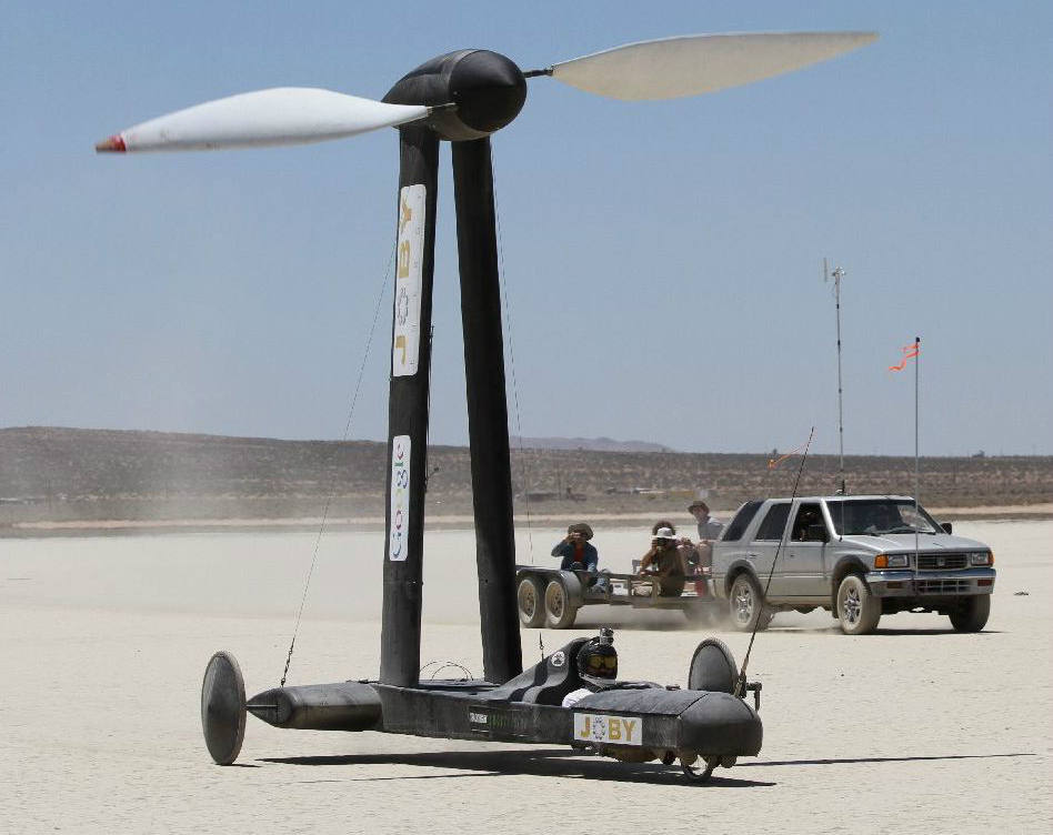 Трактор на горизонте. Ветровая машина. Wind turbine. Ветряк на машине. Аэродромный очиститель впп краз-255 горыныч.