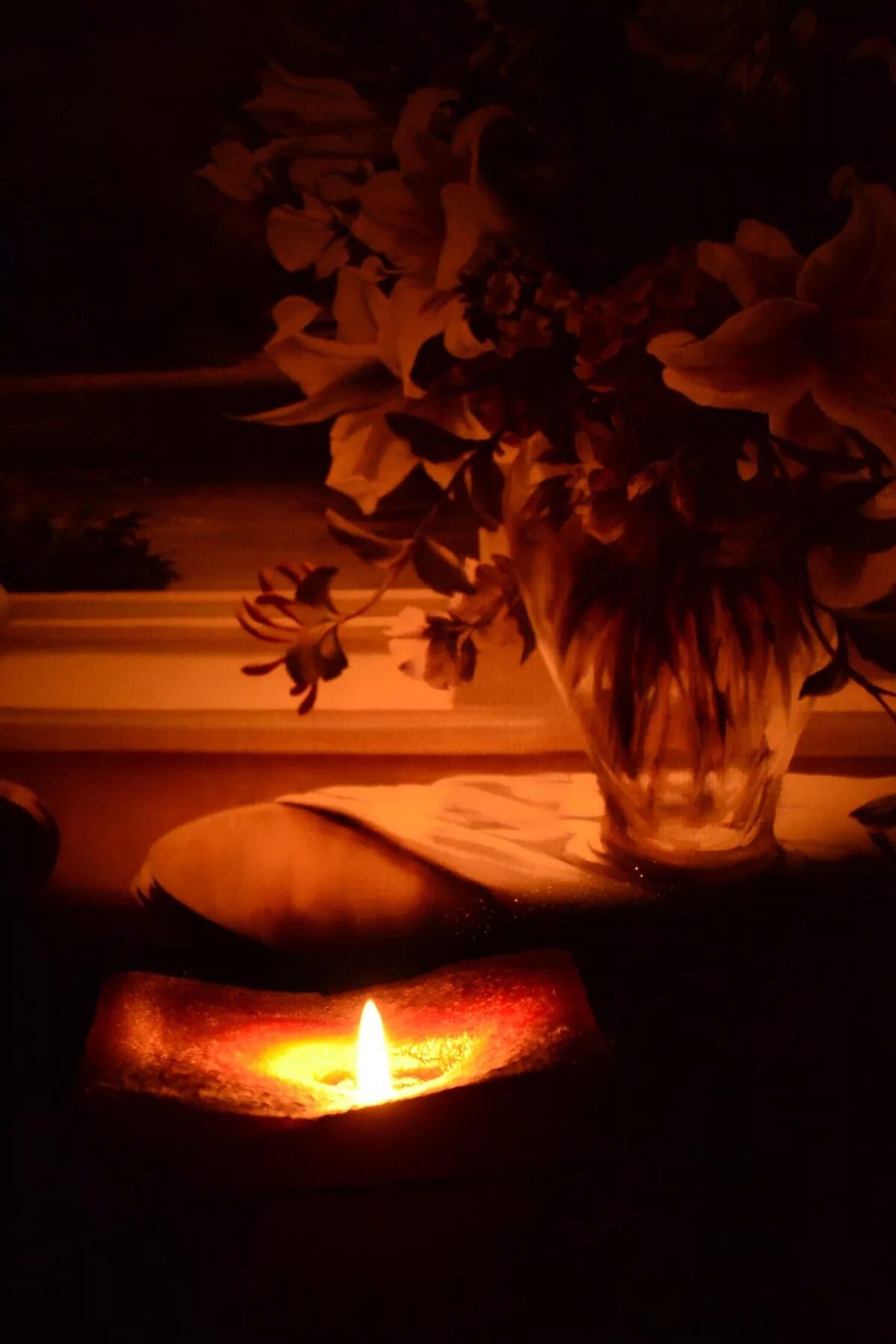 Тихо догорает свеча. Свеча горела на столе. Вечер догорает. Ночь горящие свечи. Лампадка огонь романтик.