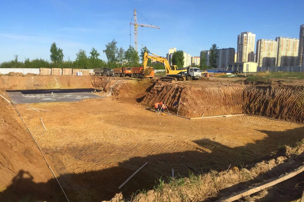 Большой котлован. Котлован курган. Разработка котлована. Копка ям траншей. Ров котлована.