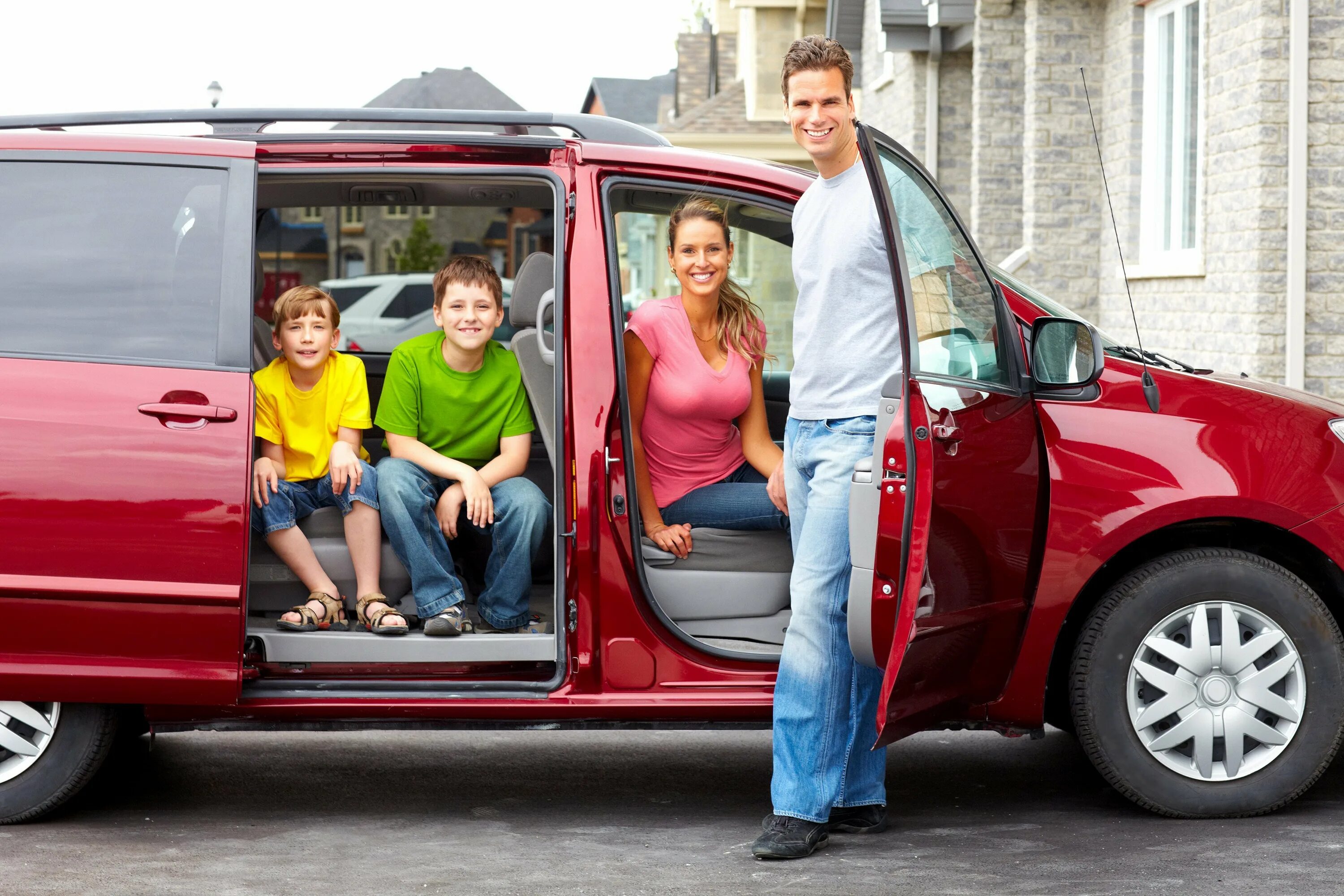 Семейная машина. Минивэн для семьи. Семья с автомобилем. Автомобиль для большой семьи.