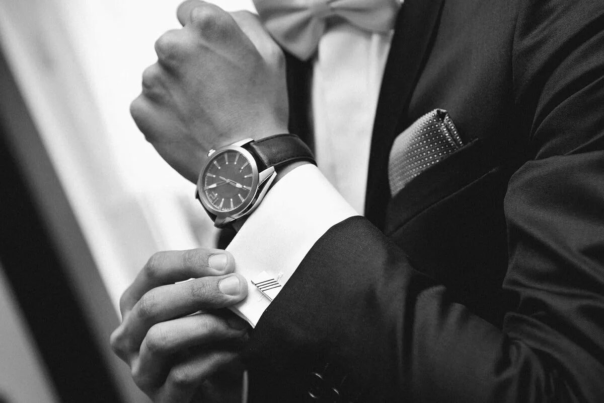 Картинки руки часы. Мужчина с часами. Мужские часы на руке. Парень в костюме с часами. Мужчина с часами на руке.