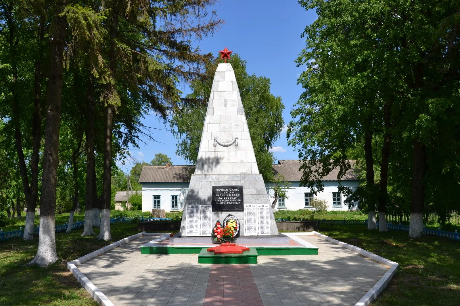 Погода советско никольское. Село Никольское Свердловский район. Братская могила Никольское. Братская могила в Орловской области. Никольское Орловская область Свердловский район.