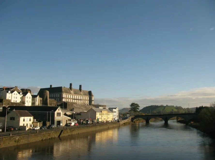 Форт кармартен. Замок лохарн уэльс. Кармартен уэльс. Замок кармартен. Река тоуи.