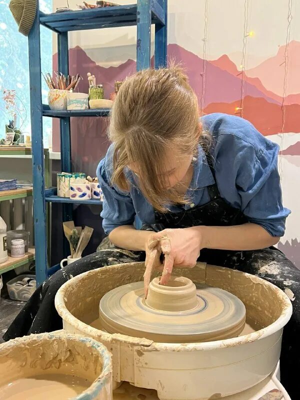Виталий токаренко гончарное. Мастер класс гончарное дело. Уроки по гончарному мастерству в спб. Гончарная мастерская для детей. Гончар курсы.