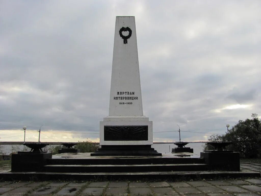 Обелиск гг. Обелиск жертвам интервенции в архангельске. памятник интервентам в архангельске. архангельск 1918 интервенция. памятник жертвам интервенции в архангельске на вологодском кладбище.