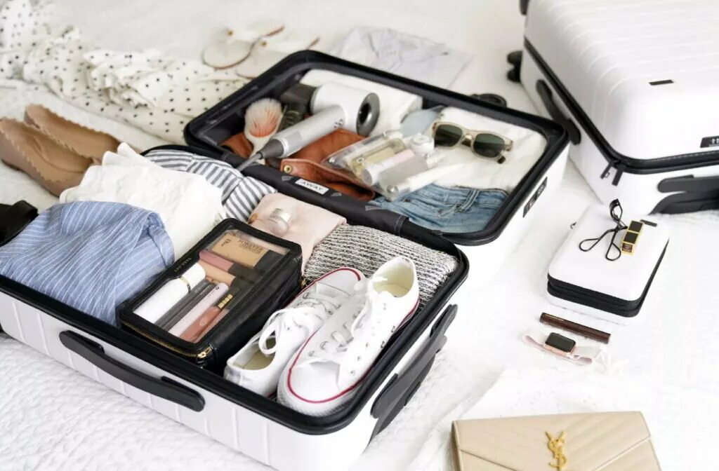 Package travelling. Вещи в поездку. Travel tips. Essentials вещи. Сложанные вещи в чемодане.