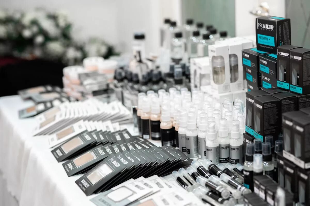 Pro make up laboratory. Про мейкап лаборатория. promakeup laboratory логотип. promakeup laboratory выкладка в магазинах. pro makeup laboratory.