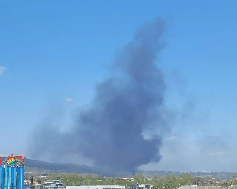 Дым от взрыва. Сон пожар черный дым. Сон пожар черный дым. Сон пожар черный дым. К чему снится чёрный дым.