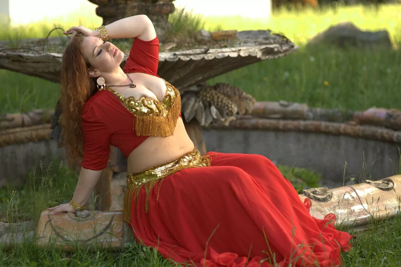 Танец пышных девушек. Танец пышных девушек. Ясмин беллиданс. Беллиданс танцы татьяна. Ирина шилова bellydance.