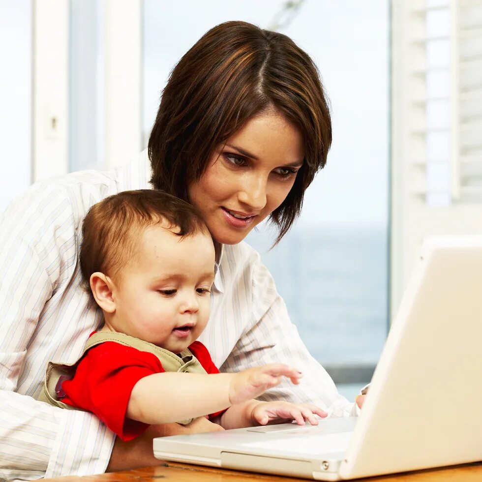 Мама в декрете. Женщина с ребенком за компьютером. Мама с ребенком за компьютером. Мем про декрет.