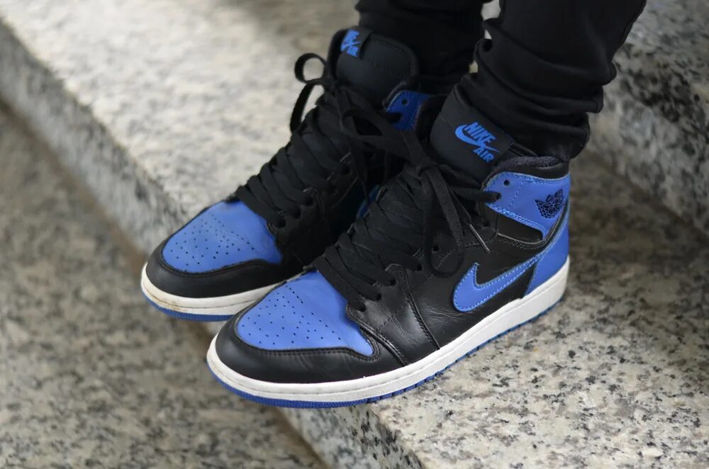 Черно синие найки. Nike Air Jordan 1 Blue Black. Nike Air Jordan Black Blue. Nike Air Jordan 1 Mid синие.