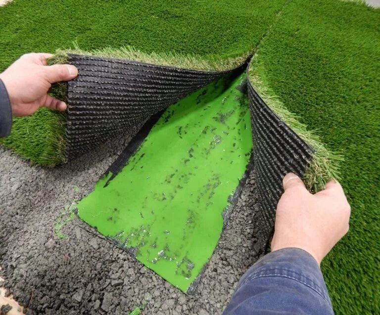 Можно ли класть траву. Укладка искусственного газона. Искусственный газон на даче. Укладка искусственной травы. Искусственное покрытие на землю.